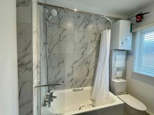 Gallery image of NEW modernised flat in the heart of Leigh on Sea in Southend-on-Sea +19 photos