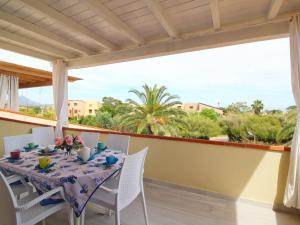 uma mesa e cadeiras numa varanda com vista em Apartment in Costa Rei em Monte Nai