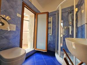 a bathroom with a toilet and a sink at Ellera Suite con Parcheggio Privato - Albisola Superiore in Stella +80 photos