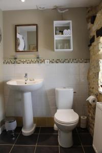 y baño con aseo y lavamanos. en La Métairie des Songes, en Gourdon-en-quercy