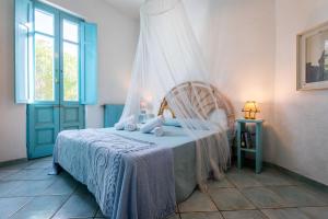een slaapkamer met een bed met een blauwe deken bij Villa Asteri in Porto Istana