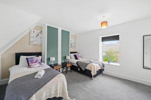 a bedroom with two beds and a window at Modern 3 bed house in Nottingham - Sleeps 5 in Mansfield