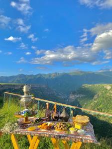 una mesa con comida en la cima de una montaña en Tsatʼer Guest House, en Tsatʼer