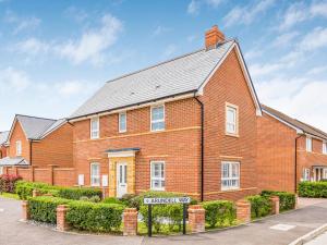 una casa de ladrillo rojo con un letrero en la calle en Modern Comfortable Home Pass The Keys en Chichester