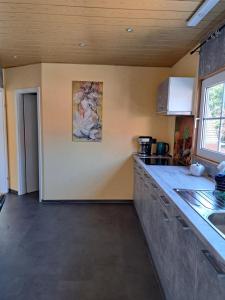 eine Küche mit Spüle und Arbeitsplatte in der Unterkunft Haus Windmühle Obergeschoß in Norden
