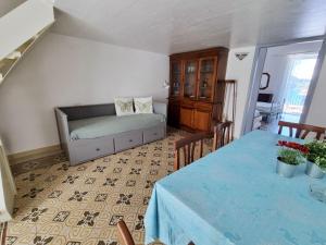 Maridea - Corso Umberto في بونسا: غرفة معيشة مع طاولة وأريكة