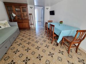 Maridea - Corso Umberto في بونسا: غرفة طعام مع طاولة وكراسي زرقاء