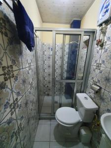 a bathroom with a toilet and a shower at Appartement Cosy & Chill in Douala