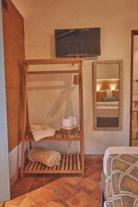 Casa Pumata Barichara في باريكارا: غرفة مع سرير بطابقين ومرآة