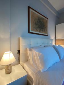 a bedroom with a white bed and a lamp at villa kate view in Ratzaklíon +52 photos