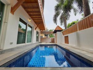 a swimming pool in the backyard of a house at 芭提雅市中心4间卧室泳池别墅好莱坞Hollywood旁-19 in Pattaya Central