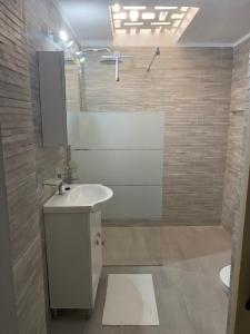 Ванна кімната в Spata Lykourgos Homes