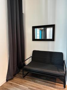 Posezení v ubytování La Buena Vida Holiday Homes - Luxe 1BD, boutique apt full lakeview 1m to Metro, Lake & Almas Tower