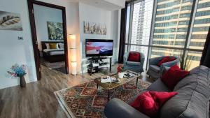 TV a/nebo společenská místnost v ubytování La Buena Vida Holiday Homes - Luxe 1BD, boutique apt full lakeview 1m to Metro, Lake & Almas Tower
