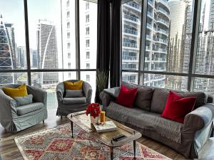 Posezení v ubytování La Buena Vida Holiday Homes - Luxe 1BD, boutique apt full lakeview 1m to Metro, Lake & Almas Tower