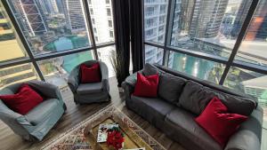 Posezení v ubytování La Buena Vida Holiday Homes - Luxe 1BD, boutique apt full lakeview 1m to Metro, Lake & Almas Tower