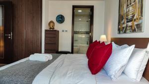 Postel nebo postele na pokoji v ubytování La Buena Vida Holiday Homes - Luxe 1BD, boutique apt full lakeview 1m to Metro, Lake & Almas Tower