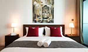 Postel nebo postele na pokoji v ubytování La Buena Vida Holiday Homes - Luxe 1BD, boutique apt full lakeview 1m to Metro, Lake & Almas Tower
