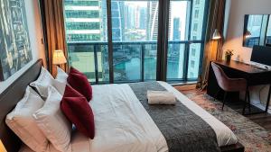 Posezení v ubytování La Buena Vida Holiday Homes - Luxe 1BD, boutique apt full lakeview 1m to Metro, Lake & Almas Tower