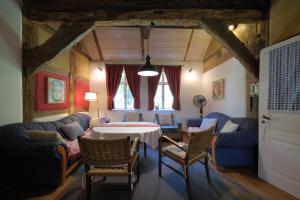 Bötersen托克斯胡思农家乐的带桌椅的客厅