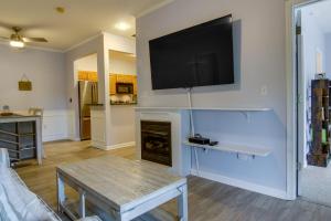 Condo with Pool Access about 2 Mi to Rehoboth Beach!的厨房或小厨房