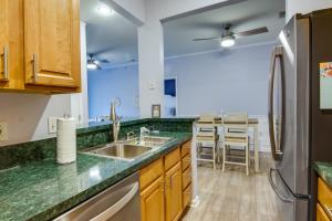 杜威海滩Condo with Pool Access about 2 Mi to Rehoboth Beach!的带水槽和冰箱的厨房