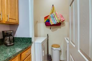 Condo with Pool Access about 2 Mi to Rehoboth Beach!的厨房或小厨房