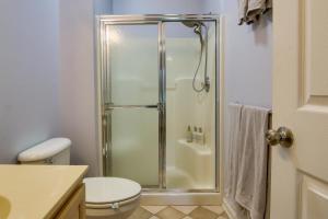 Condo with Pool Access about 2 Mi to Rehoboth Beach!的一间浴室