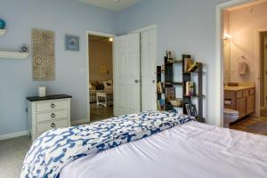 Condo with Pool Access about 2 Mi to Rehoboth Beach!客房内的一张或多张床位