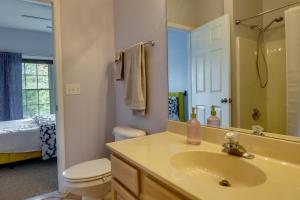 杜威海滩Condo with Pool Access about 2 Mi to Rehoboth Beach!的带水槽、马桶和镜子的浴室