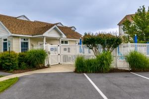 杜威海滩Condo with Pool Access about 2 Mi to Rehoboth Beach!的房子前面的白色栅栏