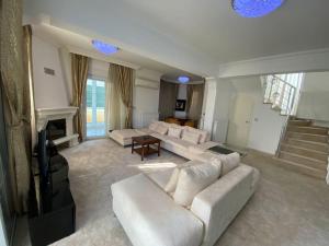 sala de estar con sofá blanco y mesa en Luxury Private Villa in the Belek Center, en Belek