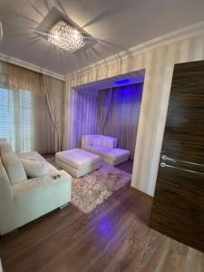 sala de estar con sofá blanco y cortina púrpura en Luxury Private Villa in the Belek Center, en Belek