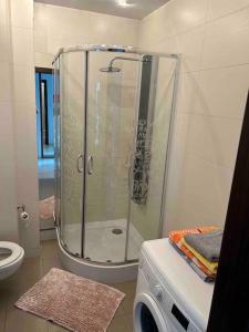 łazienka z prysznicem i toaletą w obiekcie Piękny apartament blisko Malty z garazem w Poznaniu