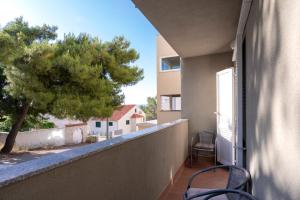 balcón con sillas y vistas a un árbol en Villa Dalmatia Apartments, en Bol