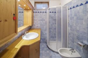 Bathroom sa Villa Ronco - Stayincortina