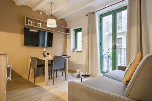 sala de estar con sofá y mesa en Ola Living Vidreria en Barcelona