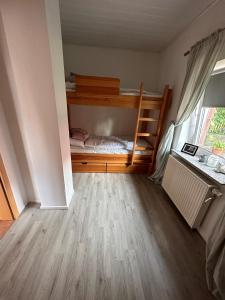 Cette petite chambre comprend des lits superposés. dans l'établissement Hof Baden, Ferienwohnung, à Schneverdingen