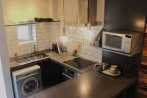 Dapur atau dapur kecil di Well Appointed Apartment by ARPA Hospitalities +5 gambar