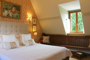 1 dormitorio con cama y ventana en La Métairie des Songes, en Gourdon-en-quercy