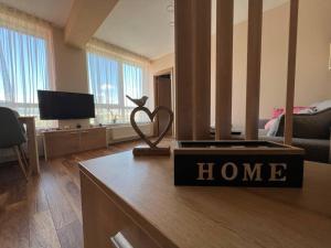 ソフィアにあるCozy and bright apartmentのリビングルーム(テーブルの上にホームサイン付) +3枚の写真