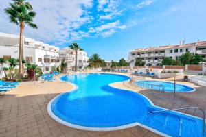 Bazén v ubytování APARTAMENTOS LAGUNA AZUL nebo v jeho okolí