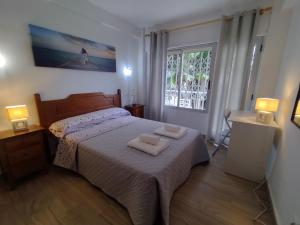 Un dormitorio con una cama con dos toallas encima. en Living Benidorm. Playa Levante, en Benidorm