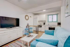 TV a/nebo společenská místnost v ubytování APARTAMENTOS LAGUNA AZUL