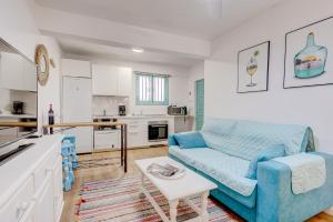 Kuchyň nebo kuchyňský kout v ubytování APARTAMENTOS LAGUNA AZUL