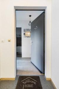 a hallway with an open door to a home at Cocooning in Mont-de-Marsan +17 photos