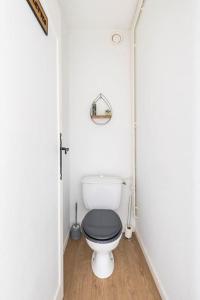 a small bathroom with a toilet with a black seat at Cocooning in Mont-de-Marsan
