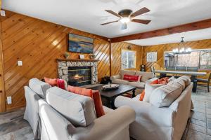 un salon avec des canapés et une cheminée dans l'établissement Pinecone Escape - Close to Lake and Slopes, à Big Bear City