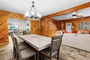 une salle à manger et un salon avec une table et des chaises dans l'établissement Pinecone Escape - Close to Lake and Slopes, à Big Bear City
