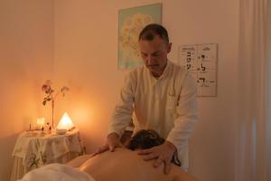 Ein Mann gibt einem Patienten eine Massage in der Unterkunft La dimora di Radha B&B Centro Olistico in Rende